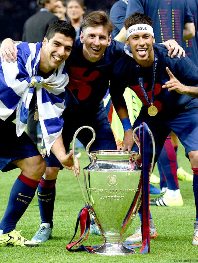 真要走了？孙兴慜在赛后领奖前多次拒绝佩戴队长袖标