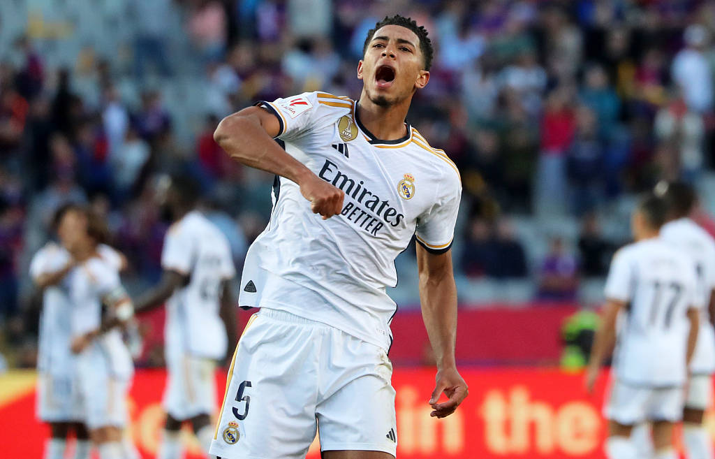 勒布朗·詹姆斯在职业生涯的第20场圣诞大战中再次展现了他的超级巨星风采（詹姆斯生涯第20次圣诞大战再显巨星本色）